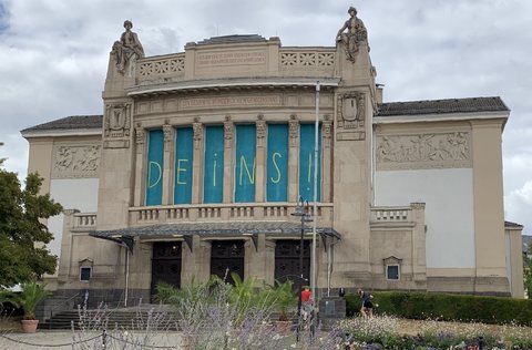 Stadttheater Gießen, Fassade mit türkisfarbenen Bannern